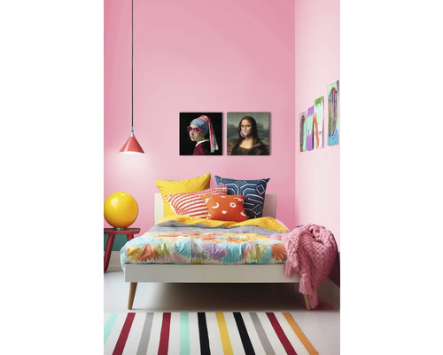 Dormitor de tineret cu pat, perne, pătură, lampă și decorațiuni de perete