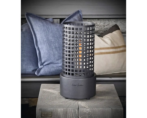 Lanterna decorativă Heber Baum din metal pe o masă din lemn