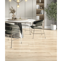 Sufragerie cu masă, scaune și gresie de podea cu aspect de lemn