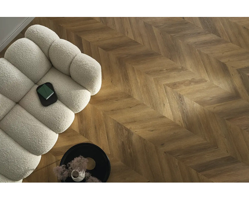 Vedere a unei camere cu parchet herringbone și canapea bej