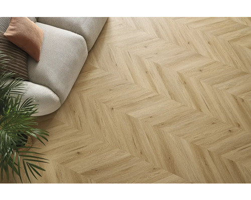 Pardoseală de lemn de culoare deschisă în model herringbone într-o sufragerie