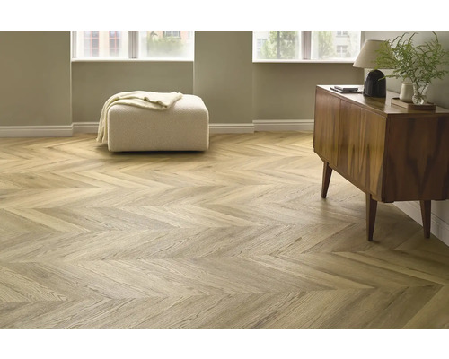 Cameră luminoasă cu parchet herringbone, otomană și comodă din lemn