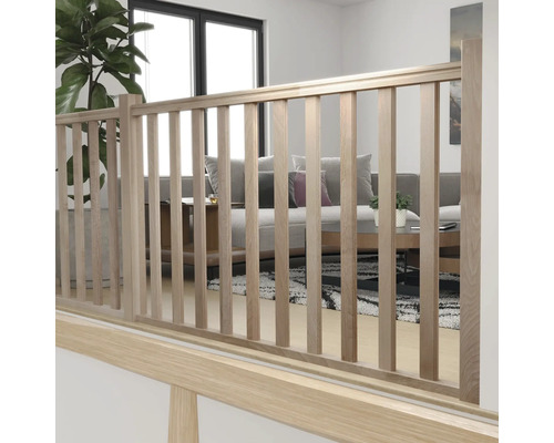 Scară deschisă la culoare din lemn cu balustradă în spațiul de locuit