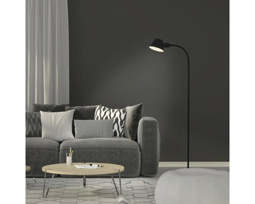 Living cu canapea, lampadar și măsuță de cafea