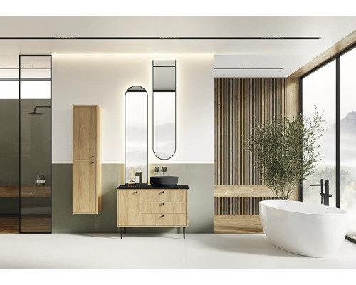 Baie modernă cu lavoar, oglinzi, duș și cadă