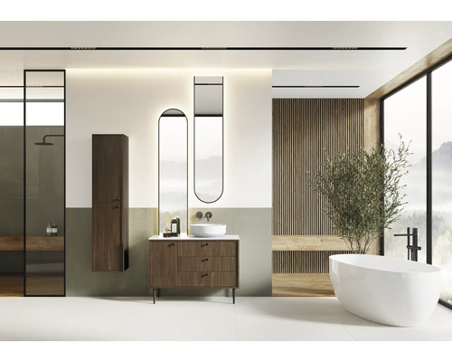 Baie modernă cu chiuvetă, oglinzi, cadă și duș