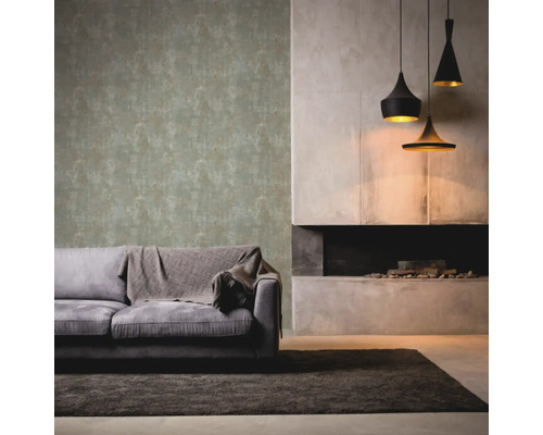 Cameră de zi cu canapea, covor, tapet și lămpi suspendate