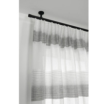 Cortină cu model cu dungi orizontale pe o tijă de perdea