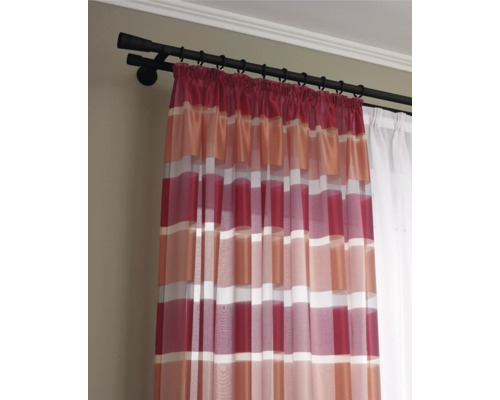 Cortină decorativă cu model în dungi pe o tijă de perdea