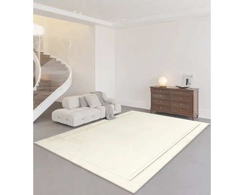 Amenajare cu un covor de culoare deschisă, o canapea, o comodă și o scară spiralată într-o cameră luminoasă.