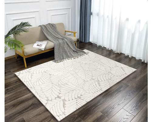 Living cu canapea și covor cu model de frunze