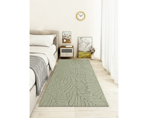 Dormitor cu pat, noptieră și covor cu model de frunze