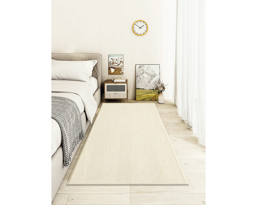 Dormitor cu pat, noptieră și covor cu model