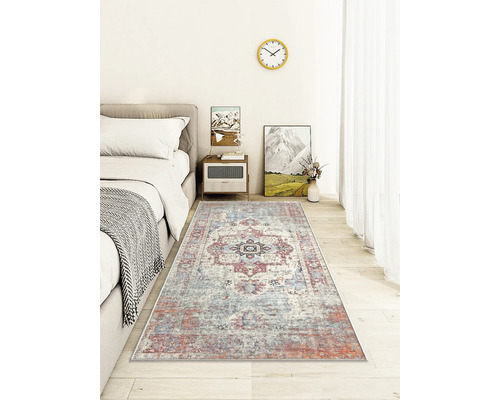 Dormitor cu pat și covor cu model