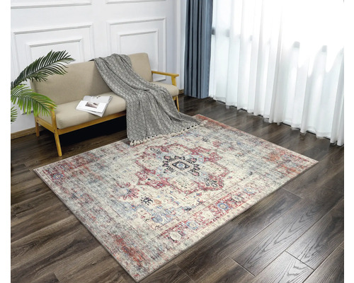 Covor cu model în sufragerie cu canapea