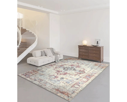 Cameră de zi cu canapea, comodă și covor cu model