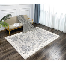 Covor decorativ cu model într-o cameră de zi