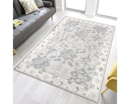 Covor cu model floral gri într-un living cu canapea