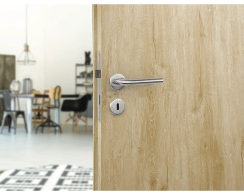 Prim-plan cu o ușă din lemn cu mâner și broască