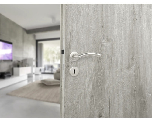 Ușă cu feronerie într-o cameră de zi luminoasă