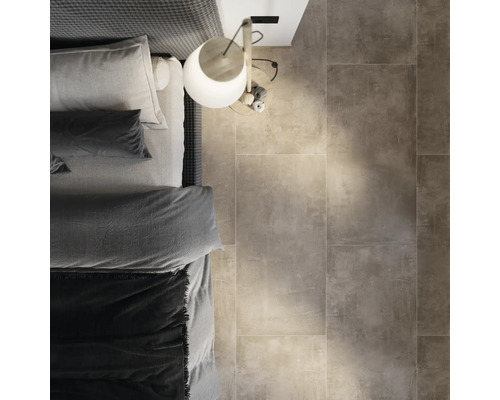 Vedere de sus a unui dormitor cu pat, noptieră și pardoseală cu gresie