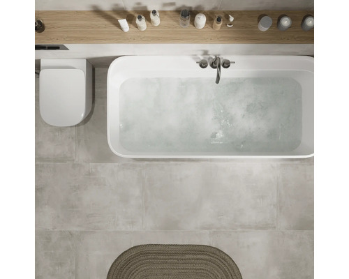 Vedere de sus a unei băi cu cadă, toaletă, raft și covor de baie