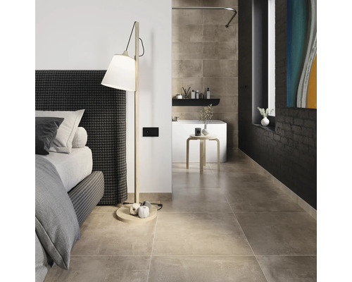 Baie și dormitor cu cadă, lampadar și pat