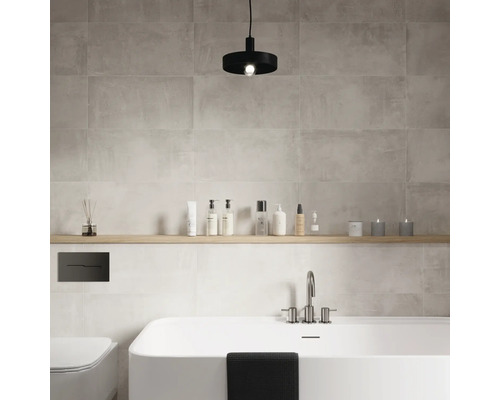 Baie modernă cu cadă, toaletă, raft și faianță gri