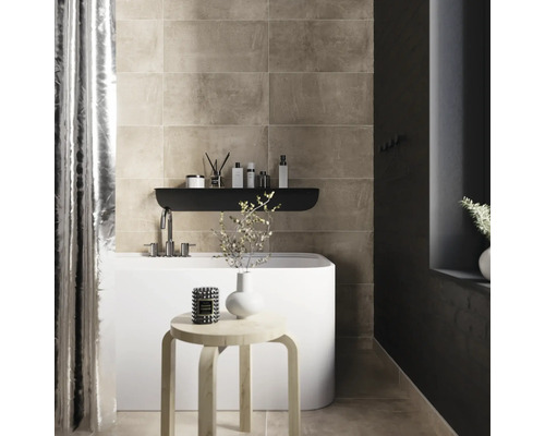 Baie cu cadă, raft de perete, taburet și faianță