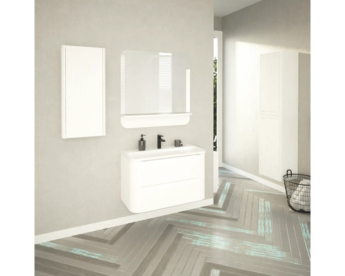 Baie modernă cu lavoar, oglindă, dulap cu oglindă și dulap înalt.