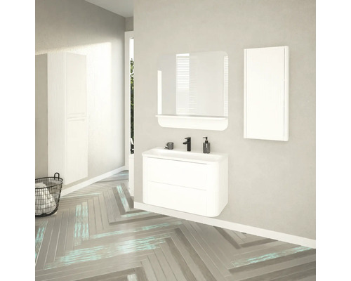 Baie luminoasă cu lavoar alb, oglindă, dulap cu oglindă și dulap înalt