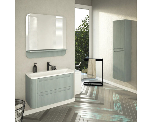 Baie cu lavoar, oglindă, suport pentru prosoape și dulap înalt