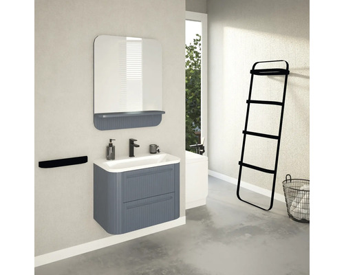 Baie cu dulap de lavoar, oglindă, suport pentru prosop, scară pentru prosoape și coș de rufe