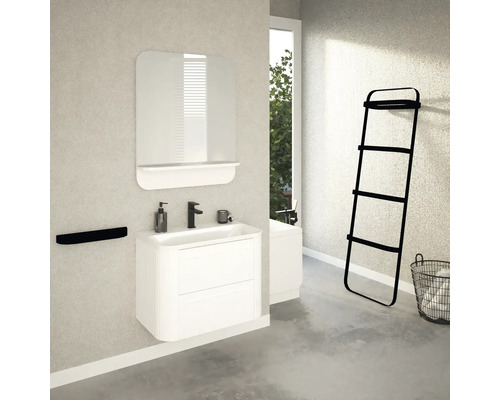 Baie luminoasă cu dulap de lavoar, oglindă, suport pentru prosop și scară pentru prosoape