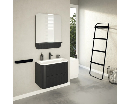 Baie cu lavoar, oglindă, suport pentru prosoape și scară pentru prosoape