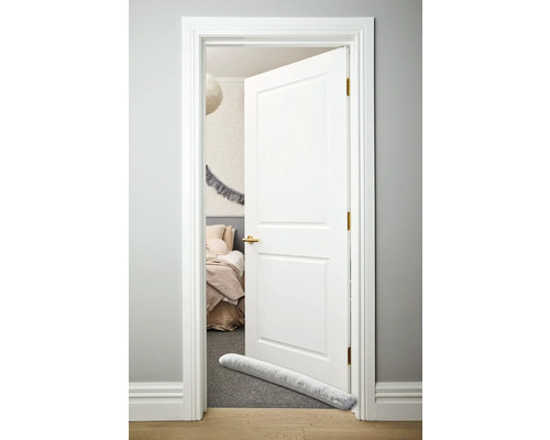 Imagine de interior cu ușă, toc de ușă și opritor de curenți de aer