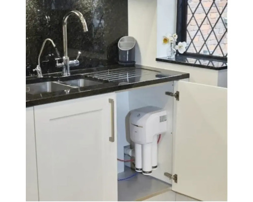 Chiuvetă de bucătărie cu robinet și sistem de filtrare a apei sub chiuvetă