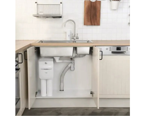 Scenă de bucătărie cu chiuvetă, robinet și sistem de filtrare a apei în dulapul inferior