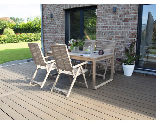 Set mobilier de grădină cu masă din lemn și patru scaune pliante din lemn pe o terasă