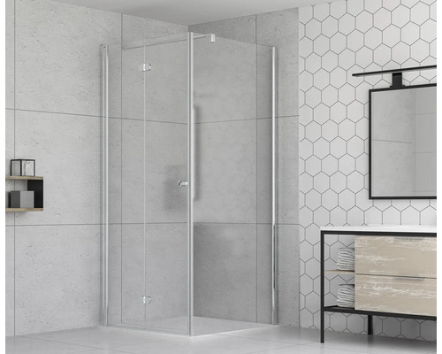 Baie cu cabină de duș din sticlă, chiuvetă și oglindă