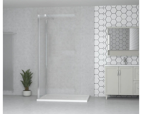 Baie luminoasă cu duș la nivelul solului, dulap sub chiuvetă și placări decorative pe perete.