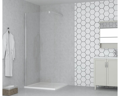 Exemplu de baie cu cabină de duș, dulap de lavoar, oglindă și prosop