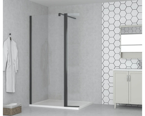 Baie cu cabină de duș cu cadru negru, chiuvetă și halat de baie alb