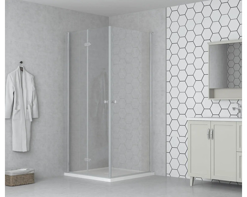 Cabină de duș cu sticlă transparentă într-o baie luminoasă