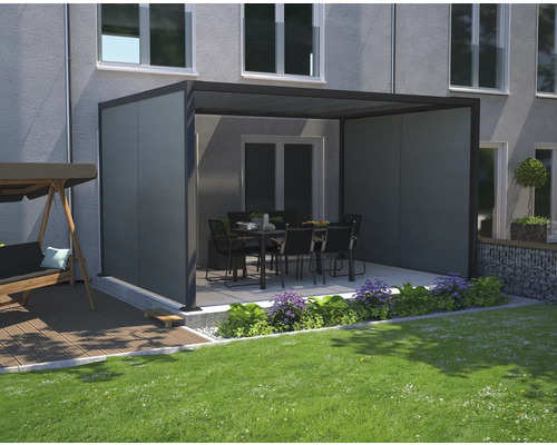 Terasa acoperită cu mobilier de grădină și leagăn