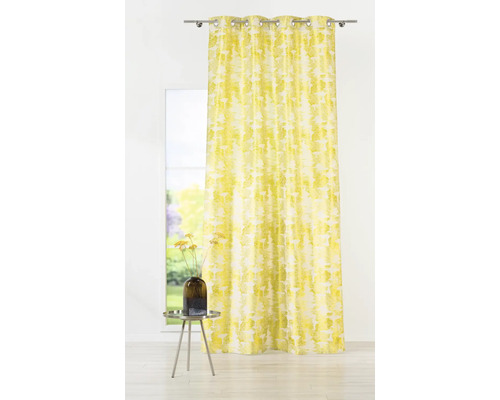 Perdea galbenă cu inele în fața unei ferestre