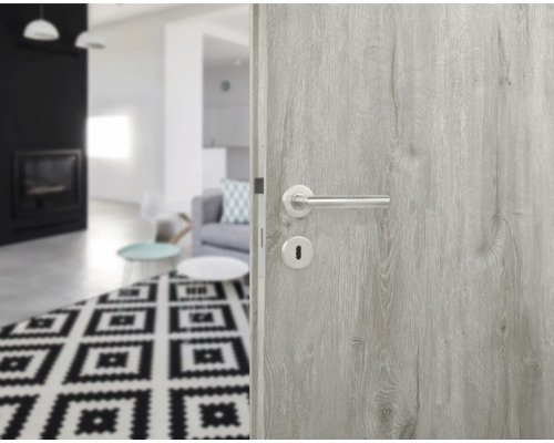 Ușă din lemn cu mâner într-un spațiu de locuit modern