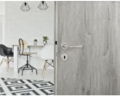 Ușă interioară gri cu feronerie într-un interior modern