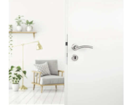 Ușă albă cu mâner argintiu într-un decor de sufragerie