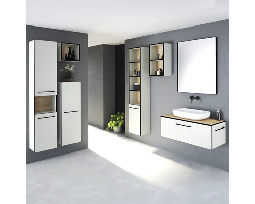 Baie modernă cu lavoar, oglindă și mobilier de baie alb
